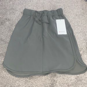 This is Lululemon Army Green On The Fly Skirt!!